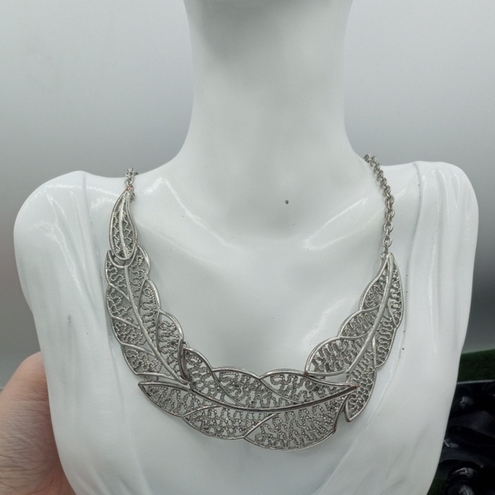 925 Stamp Elegant Silver Leaf Necklace 22 Inch  N402